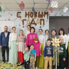 Певчие молодежного хора Троице-Владимирского собора поздравили с Рождеством Христовым подопечных ЕКЦ