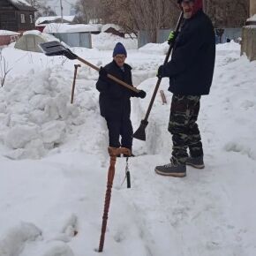 Подопечные проекта «Забота нашего дома» приняли участие в уборке территории центра