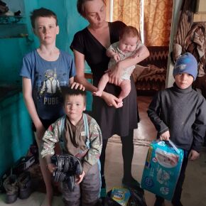 Сотрудники Епархиального комплексного центра передали нуждающимся семьям Ордынского района продуктовую помощь