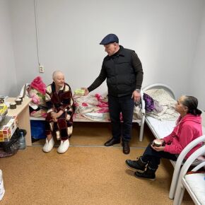 Пасхальная радость в Отделении милосердия: руководитель центра поздравил пожилых подопечных