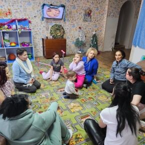 В центре «Мать и дитя» проходят групповые занятия с психологом