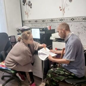 Социальный работник проекта «Забота нашего дома» проводит индивидуальные консультации с подопечными